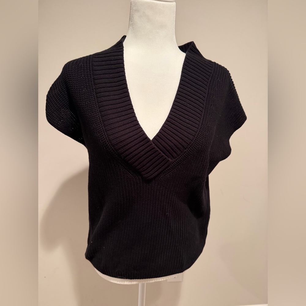 Evereve V-Neck black sleeveless knit sweater. Size small. EUC.